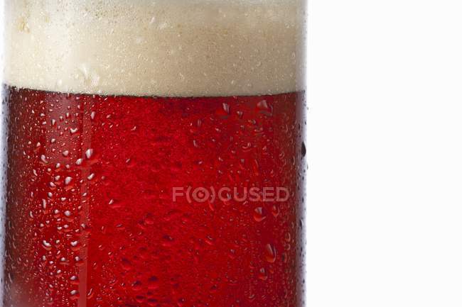 Cerveza oscura en un vaso - foto de stock