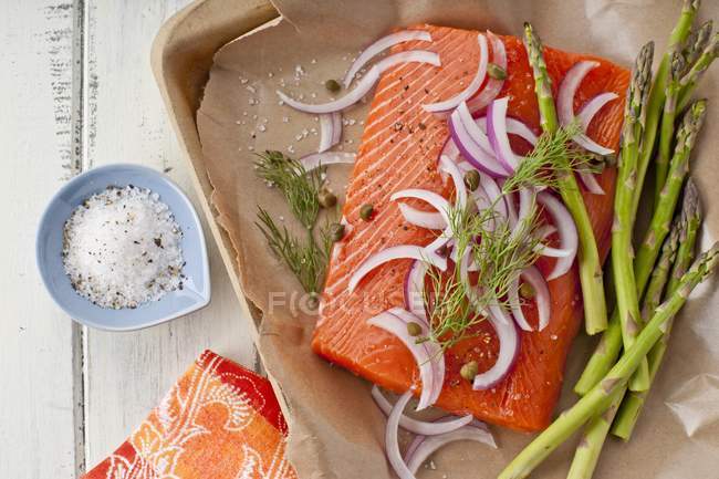 Fresh salmon with onions — Stock Photo