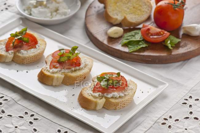 Crostini mit Käse belegt — Stockfoto