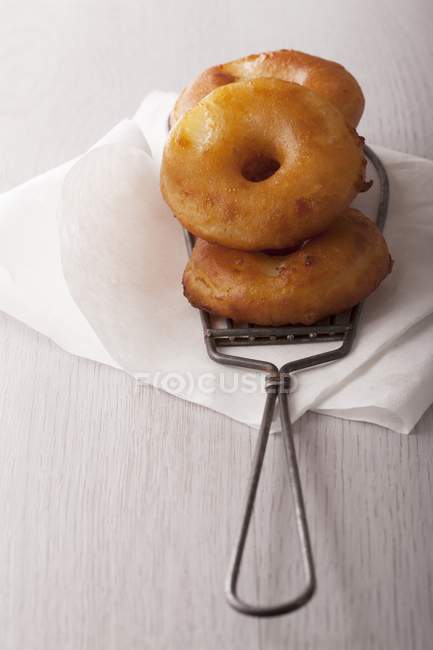 Пончики Apple на бумаге — стоковое фото