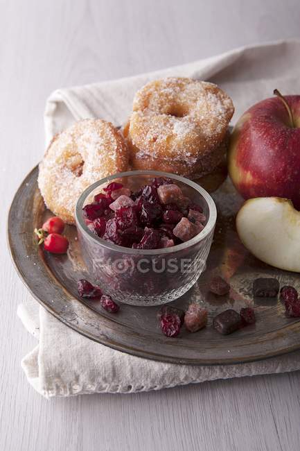 Яблочные пончики с сахаром — стоковое фото