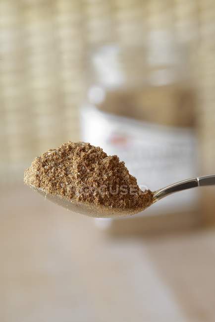 Vista de cerca de la mezcla de especias indias Garam masala en una cuchara - foto de stock