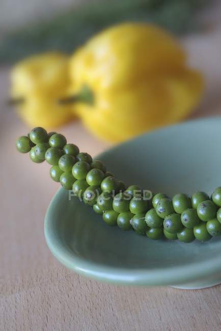 Peperoncino verde e peperoncino giallo sul piatto di Gren — Foto stock
