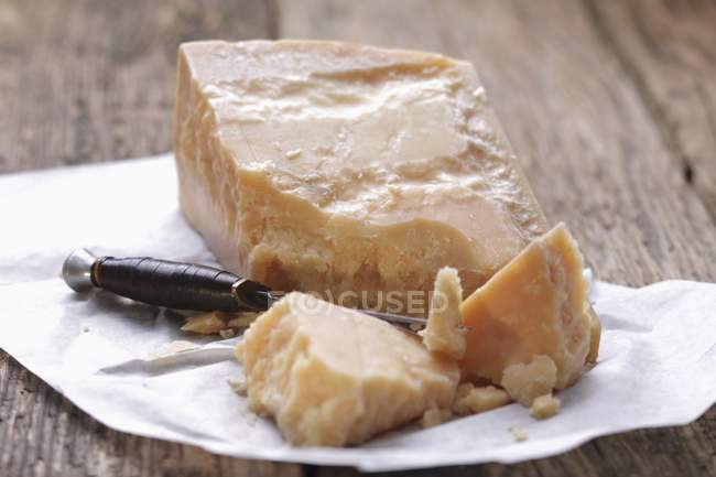 Parmigiano con coltello da formaggio — Foto stock