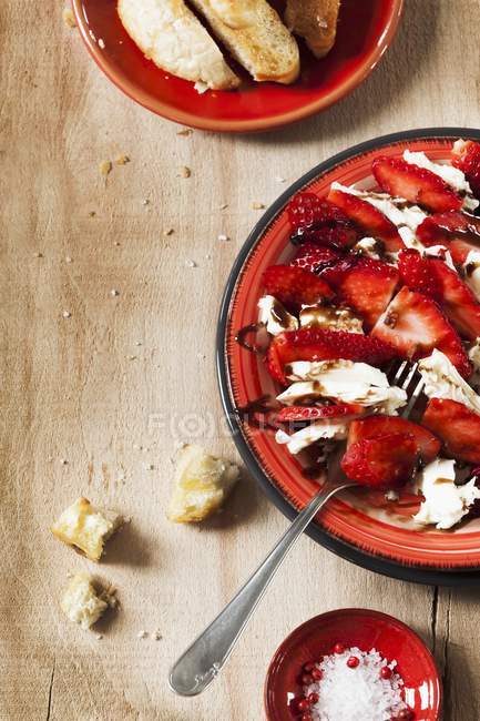 Strawberry and mozzarella salad with balsamic cream — Stock Photo