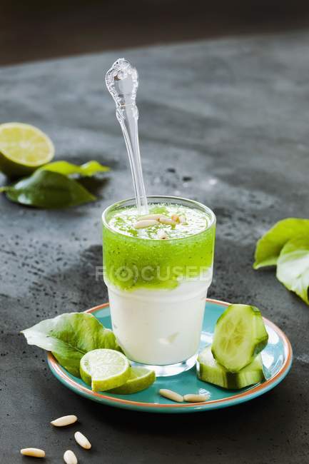 Yogurt con cetriolo in vetro — Foto stock