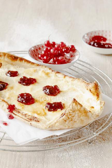 Quark pastry boat with red currant jelly — Stock Photo