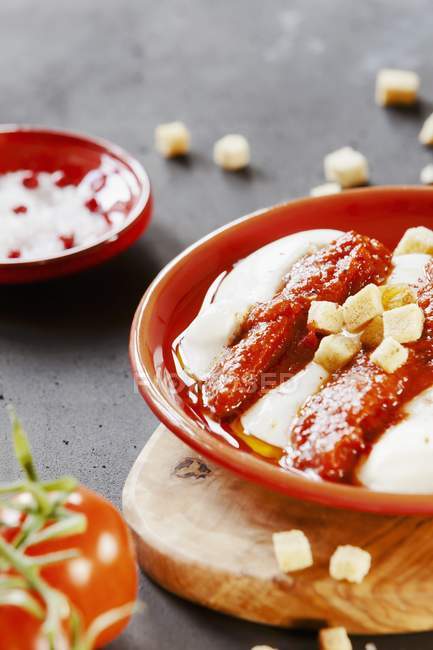 Tomato yoghurt with croutons — Stock Photo
