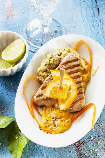 Tuna fish steak with oranges — Stock Photo