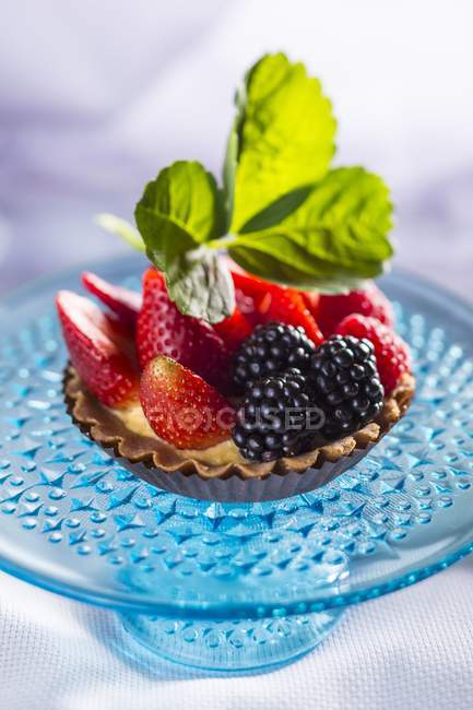 Strawberry and blackberry tartlet — Stock Photo