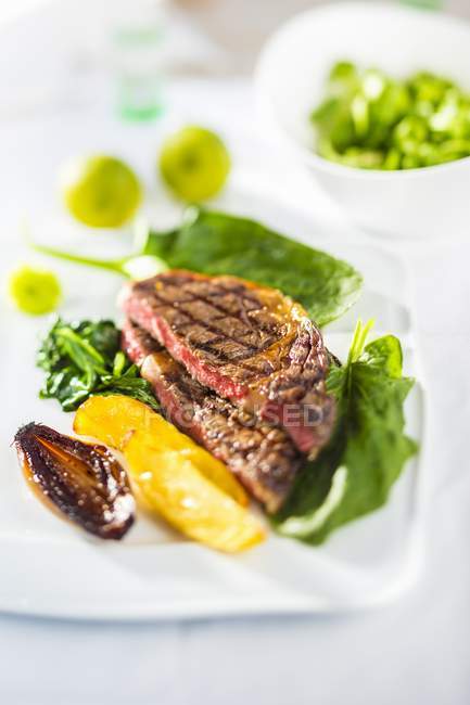 Steak de boeuf aux épinards — Photo de stock