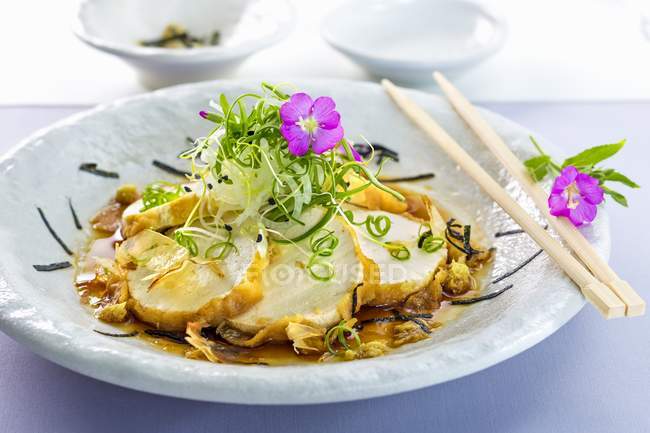 Closeup view of fried Tofu cheese with edible flowers — Stock Photo