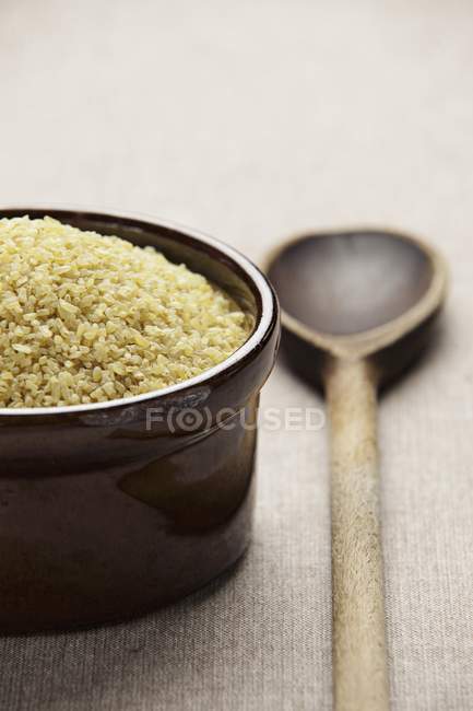 Bulgur blé dans un bol en céramique — Photo de stock