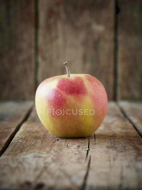 Manzana roja y amarilla fresca - foto de stock