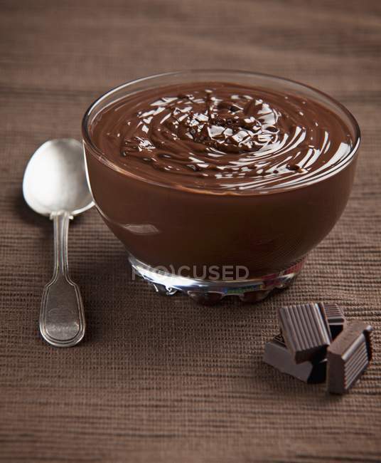 Chocolate derretido em tigela de vidro — Fotografia de Stock
