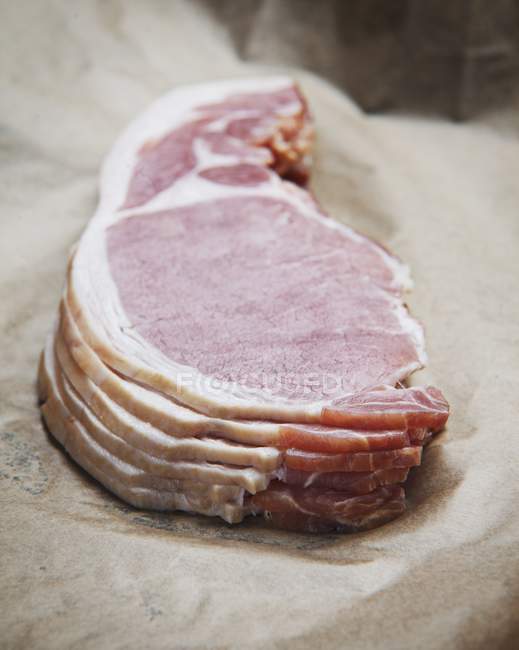 Pile de tranches de bacon cru — Photo de stock