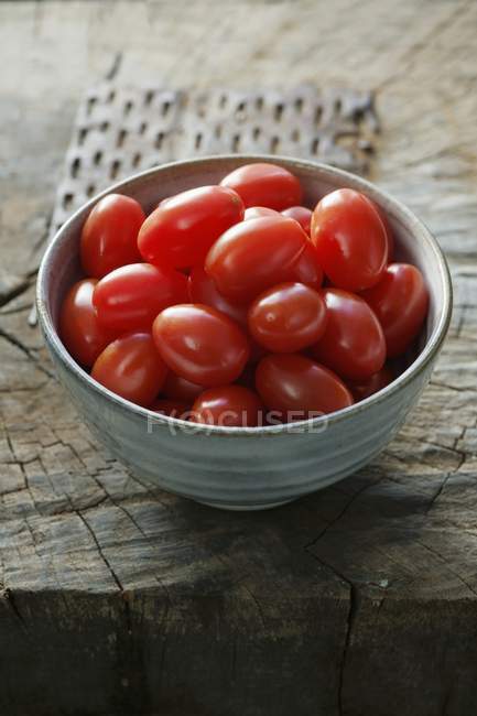 Tazón de mini tomates ciruela - foto de stock