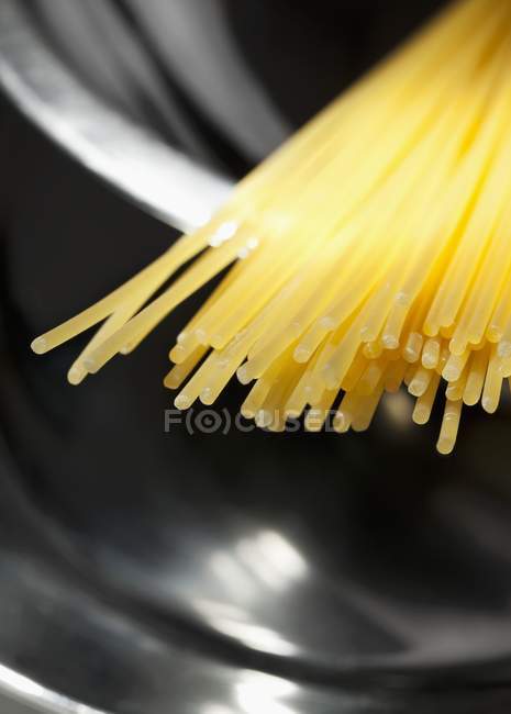 Uncooked spaghetti in pan — Stock Photo