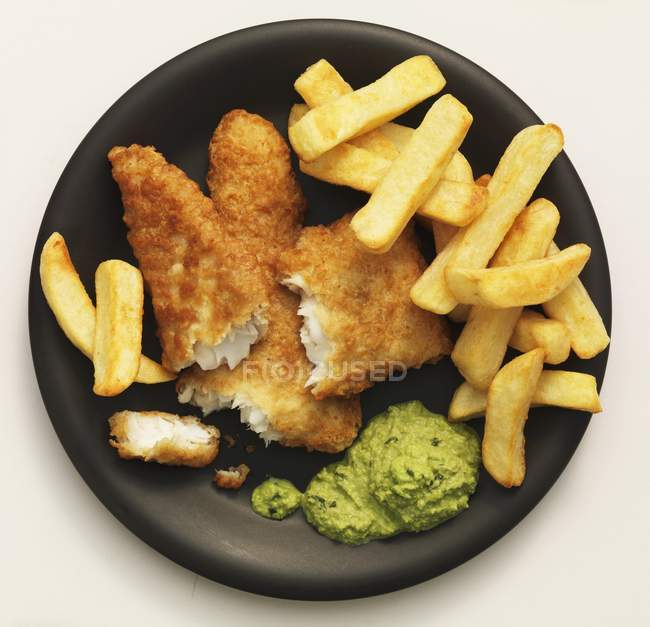 Fish and chips with mushy peas — Stock Photo