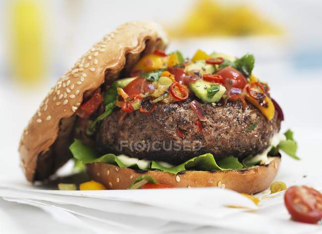 Hambúrguer com anéis de pimenta — Fotografia de Stock