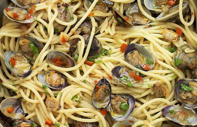 Spaghetti vongole with seafood — Stock Photo
