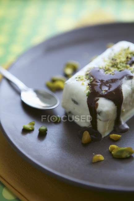 Pastel de helado con pistachos - foto de stock