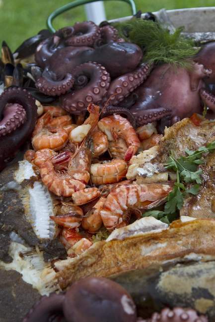 Жареная рыба с креветками и осьминогами — стоковое фото