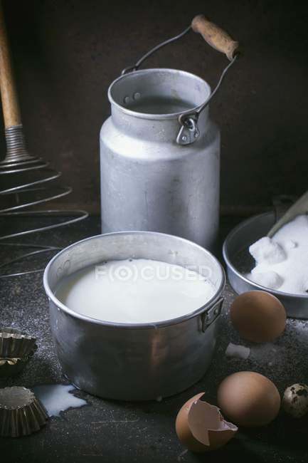 Erhöhte Ansicht eines Vintage-Arrangements von Pfannkuchen-Zutaten — Stockfoto