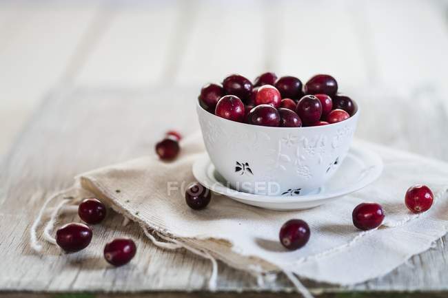 Fresh cranberries in bowl — Stock Photo