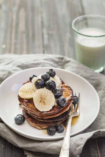 Pancake with bananas and blueberries — Stock Photo