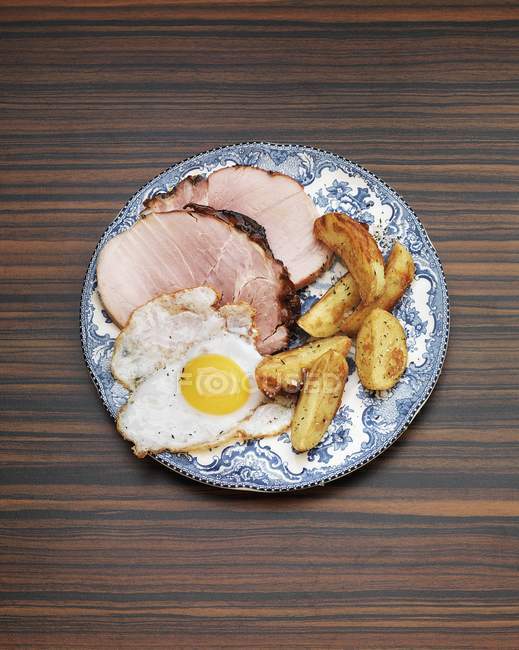 Roast ham with egg — Stock Photo