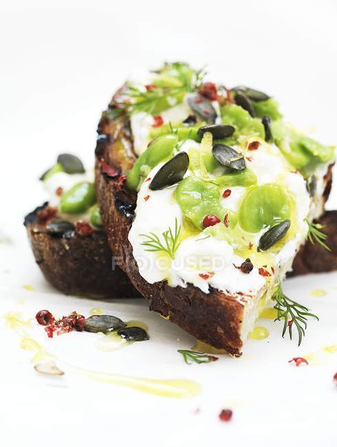 Bruschetta rematada con ricotta - foto de stock