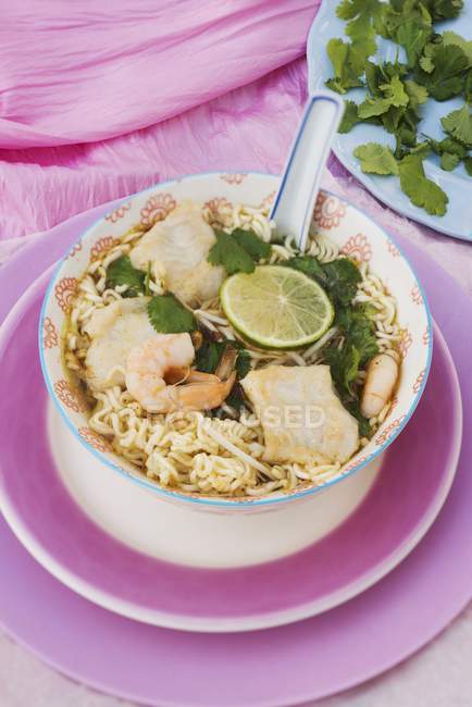 Sopa de macarrão oriental com peixe — Fotografia de Stock
