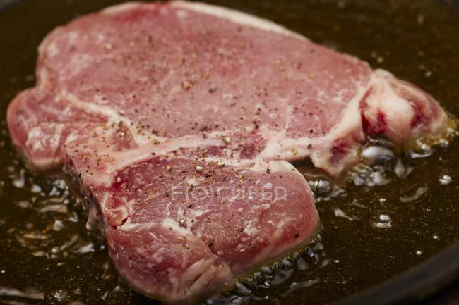 Côtelette de porc assaisonnée de sel et de poivre — Photo de stock