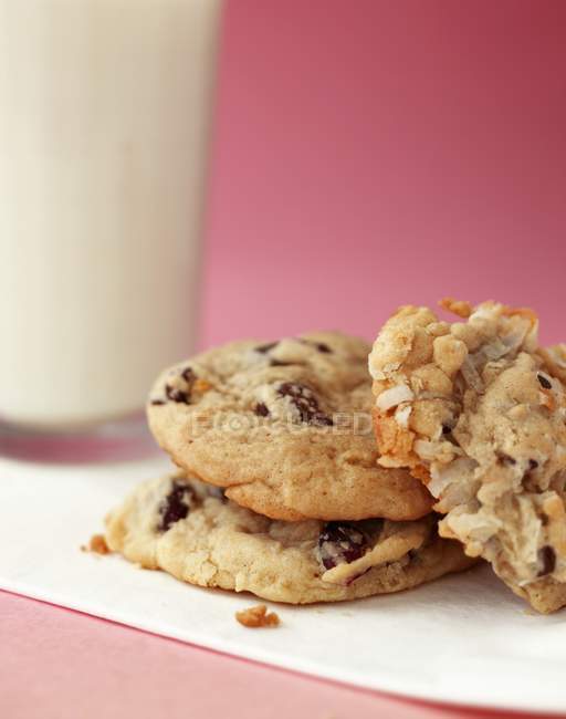 Pila di biscotti e latte — Foto stock