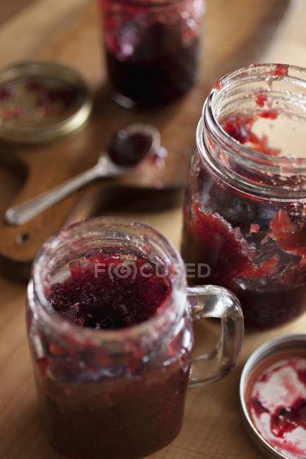 Pots de confiture de myrtilles et de fraises — Photo de stock