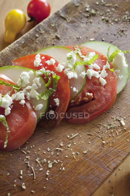 Нарізані помідори та огірки — стокове фото