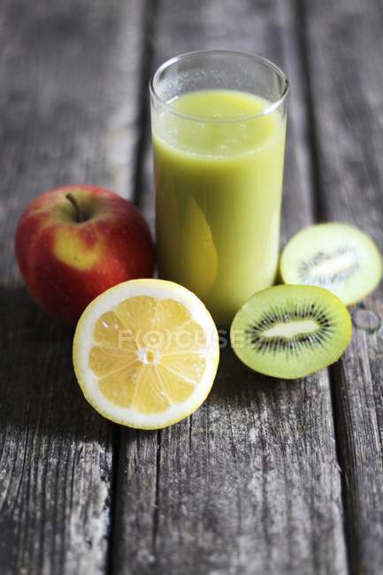 Kiwi-Smoothie mit Zitrone — Stockfoto
