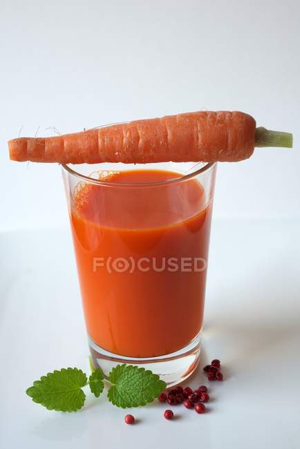 Jus de carotte frais — Photo de stock