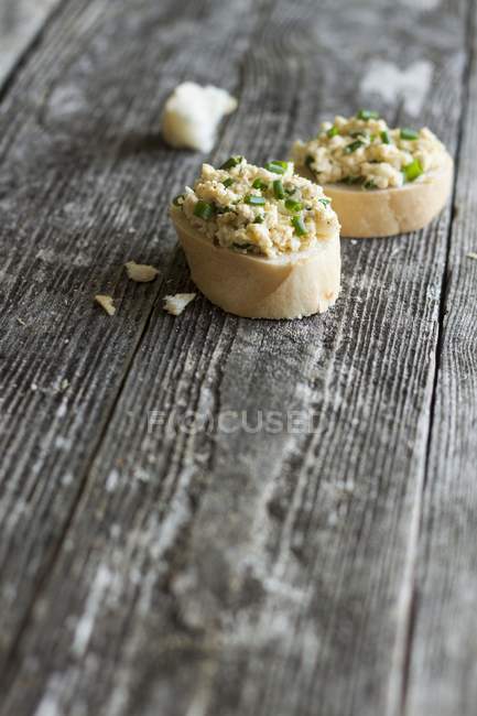 Insalata di uova con erba cipollina su fette di baguette — Foto stock