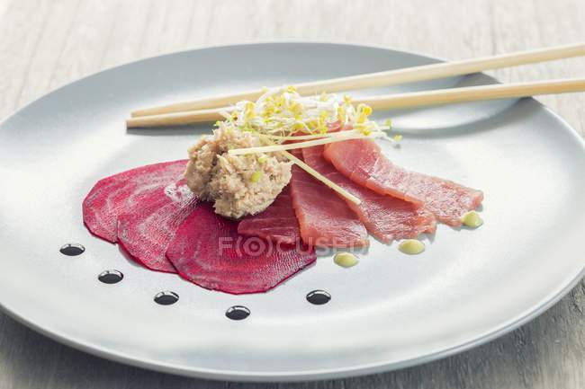Sashimi, wasabi y salsa de soja - foto de stock