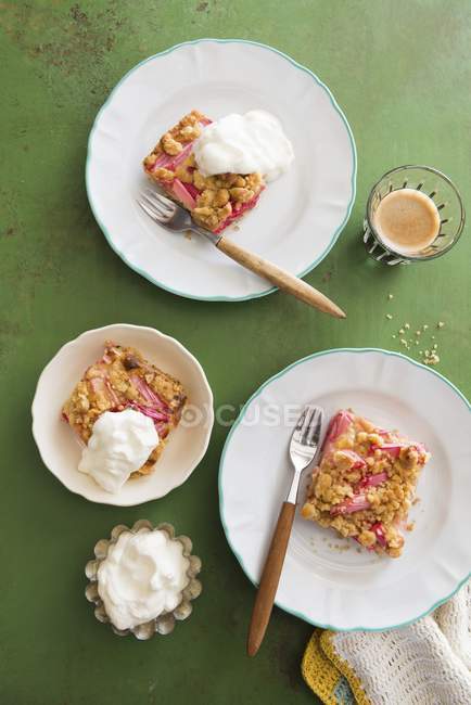 Tranches de gâteau crumble rhubarbe — Photo de stock