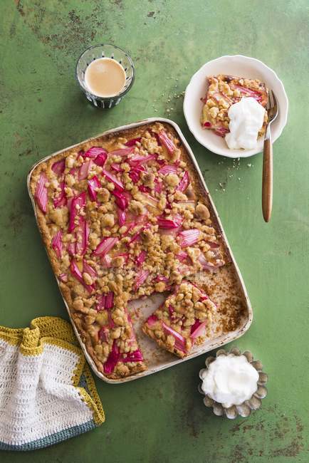 Rhubarb crumble cake — Stock Photo