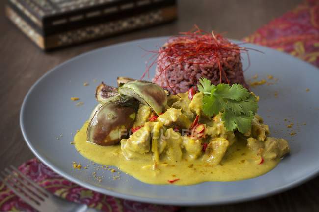 Cordeiro e curry de coco com arroz vermelho — Fotografia de Stock