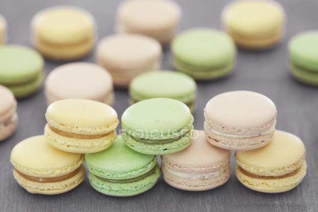 Macaroons with lemon curd — Stock Photo