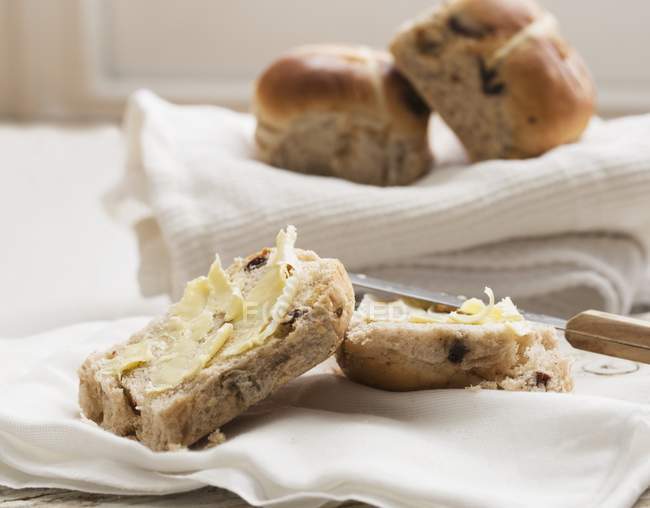 Vista de perto de pães de cruz quente com manteiga — Fotografia de Stock