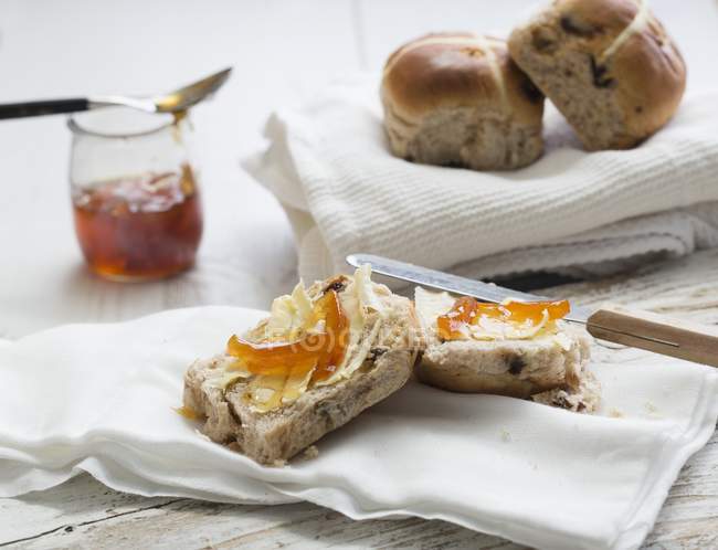Closeup view of Hot cross buns with butter and marmalade — Stock Photo