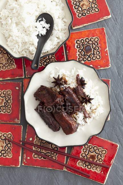 Costillas estofadas con arroz - foto de stock