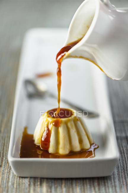 Naranja y salsa de caramelo - foto de stock