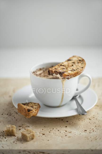Nahaufnahme von Biscotti auf Kaffeetasse und Zucker — Stockfoto